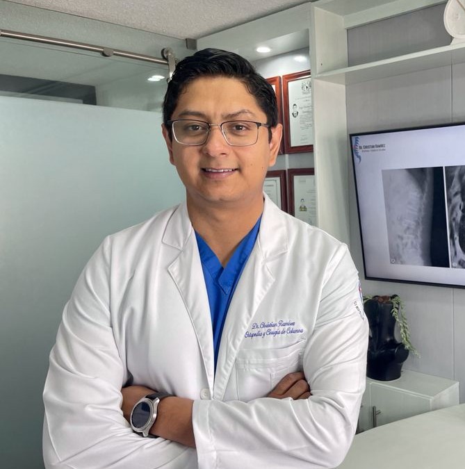 Dr. Christian Ramírez en consultorio