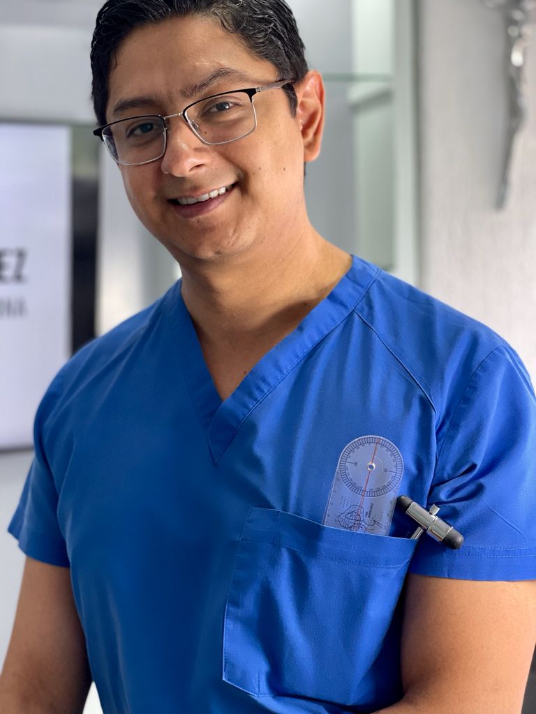 Dr. Christian Ramírez en consultorio